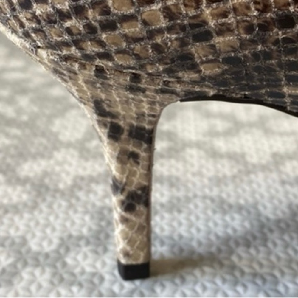 Beautiful MK heels - 🖤peep toe ‘ like new !!!!🖤 - Picture 4 of 4